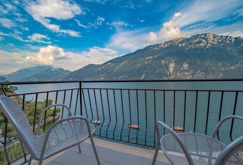 جناح مطل على البحيرة, Capo Reamol