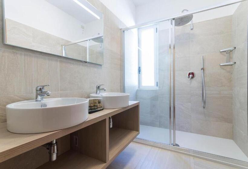 جناح مطل على البحيرة, Capo Reamol