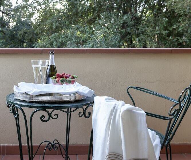 带园景的小型套房, Franceschi