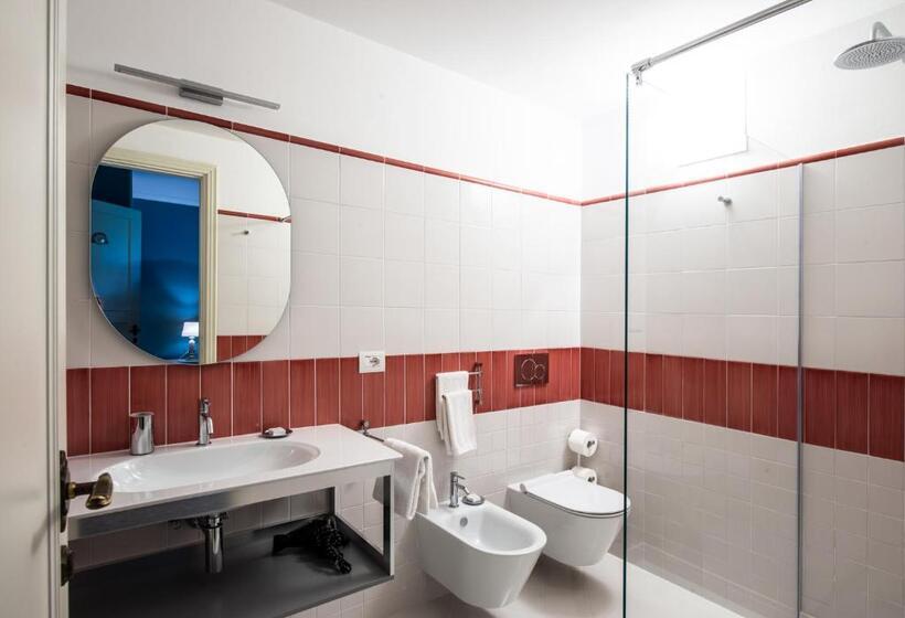 豪华三人间, Franceschi