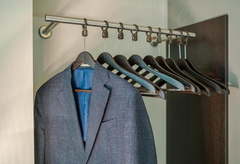 غرفة كومفورت, Franz