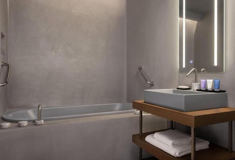 سوئیت جونیور با تخت بزرگ, Grand Universe Lucca, Autograph Collection