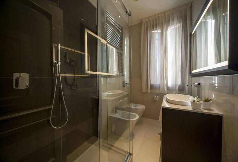 이코노미 룸, Grande Italia