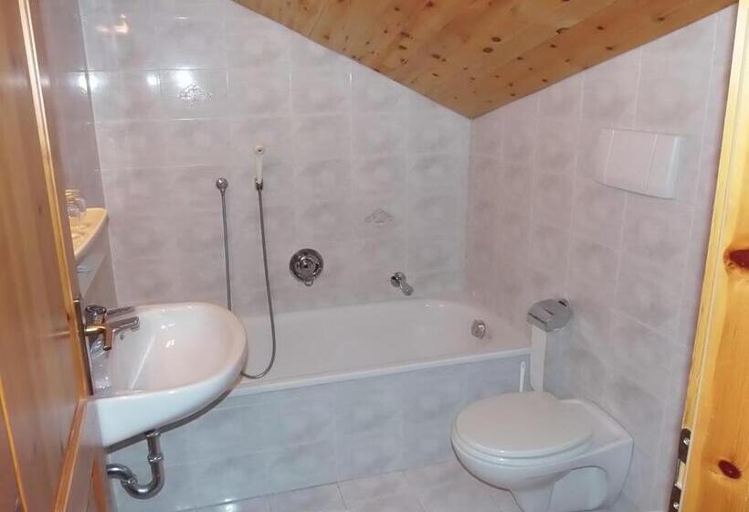 スタンダード4人部屋, Pausa