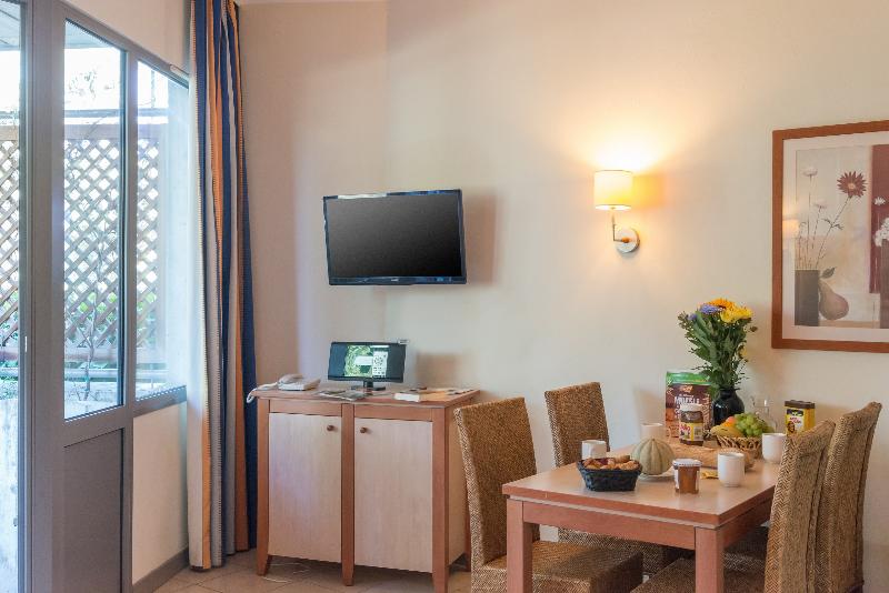 اتاق استاندارد سه نفره, Renaissance