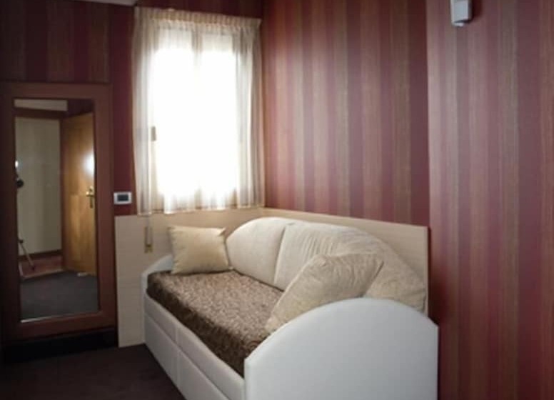 小型套房侧面可观海景, Rivamare