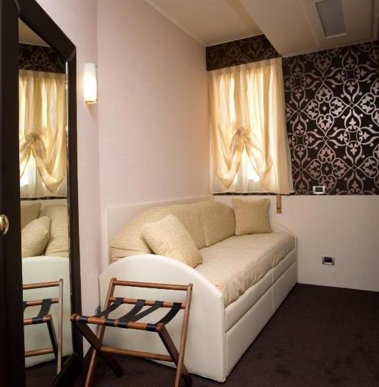 小型套房侧面可观海景, Rivamare