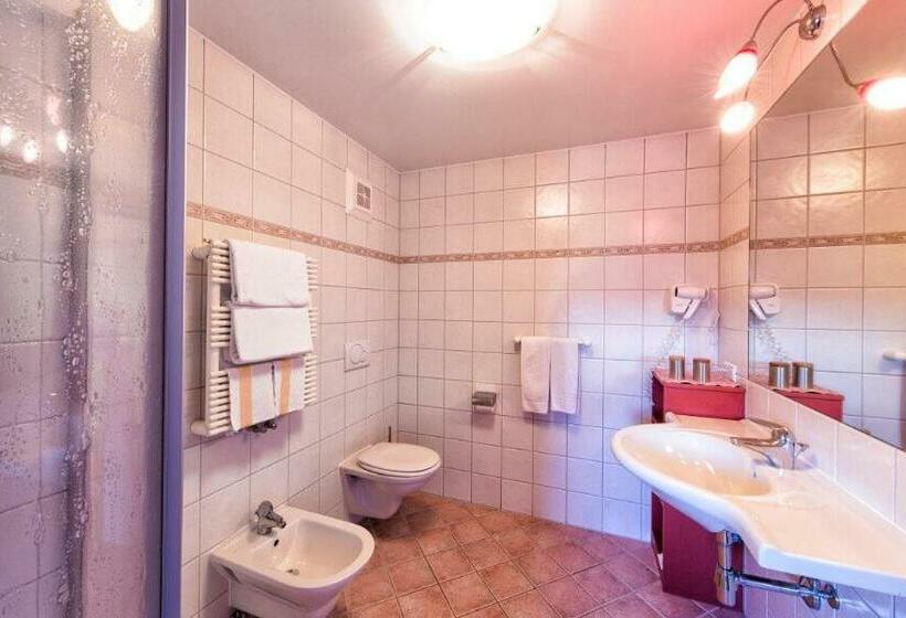 اتاق استاندارد چهارنفره با بالکن, Solaia Hotel & Guesthouse