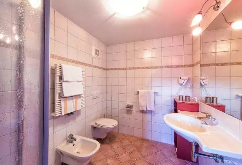 اتاق استاندارد چهارنفره با بالکن, Solaia Hotel & Guesthouse