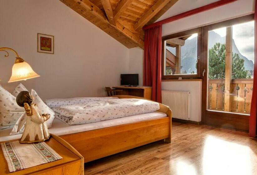 اتاق استاندارد چهارنفره با بالکن, Solaia Hotel & Guesthouse