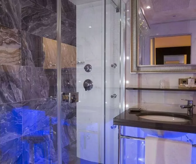 سوییت جونیور با چشم‌انداز استخر, Torino Wellness & Spa