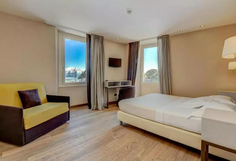 Deluxe-huone Järvinäkymä, Tripoli