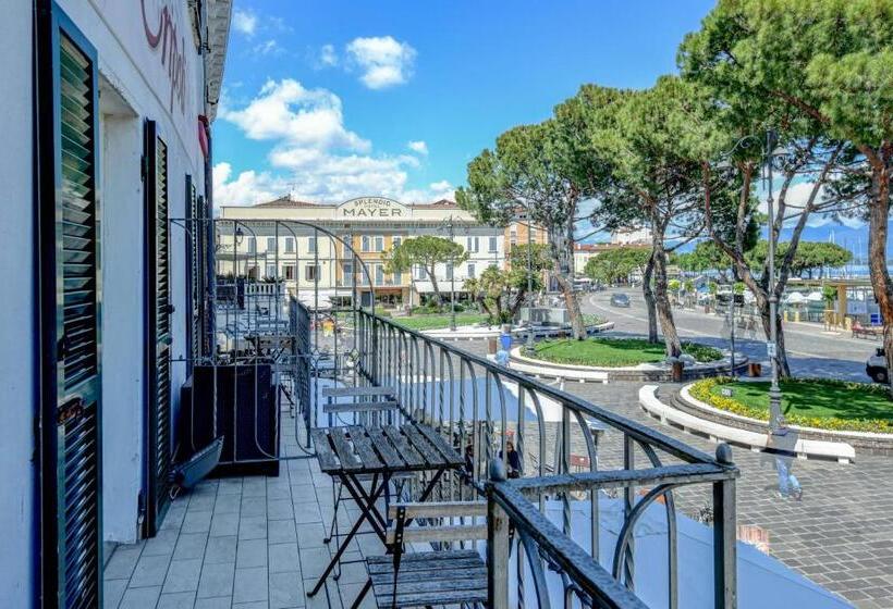 اتاق لوکس با چشم‌انداز دریاچه, Tripoli