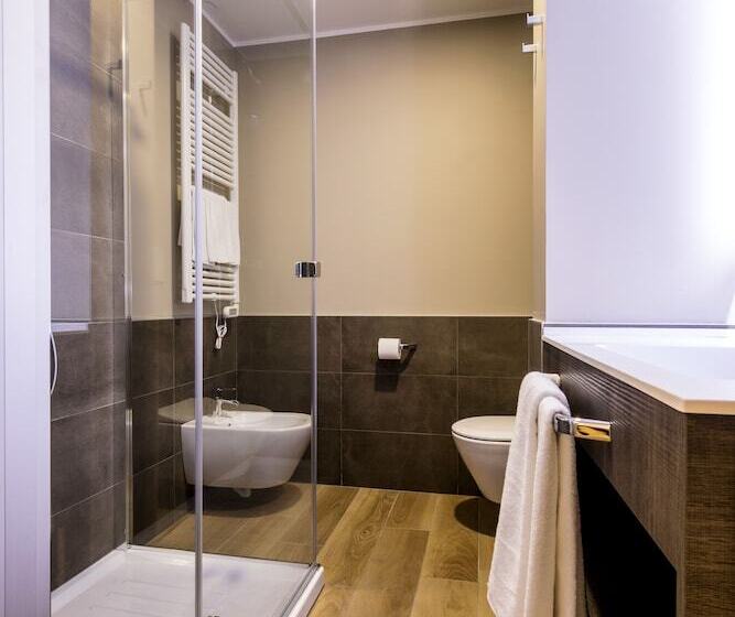 اتاق استاندارد سه نفره, 43 Station