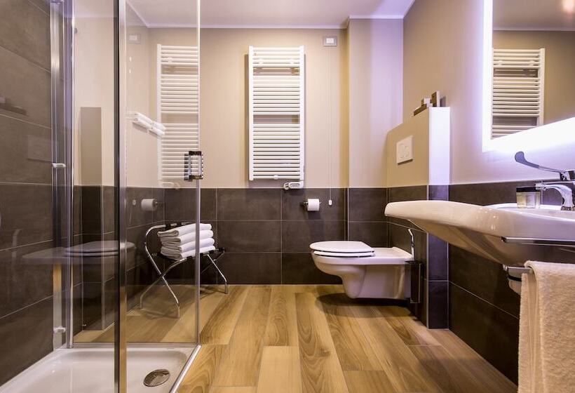 اتاق استاندارد سه نفره, 43 Station