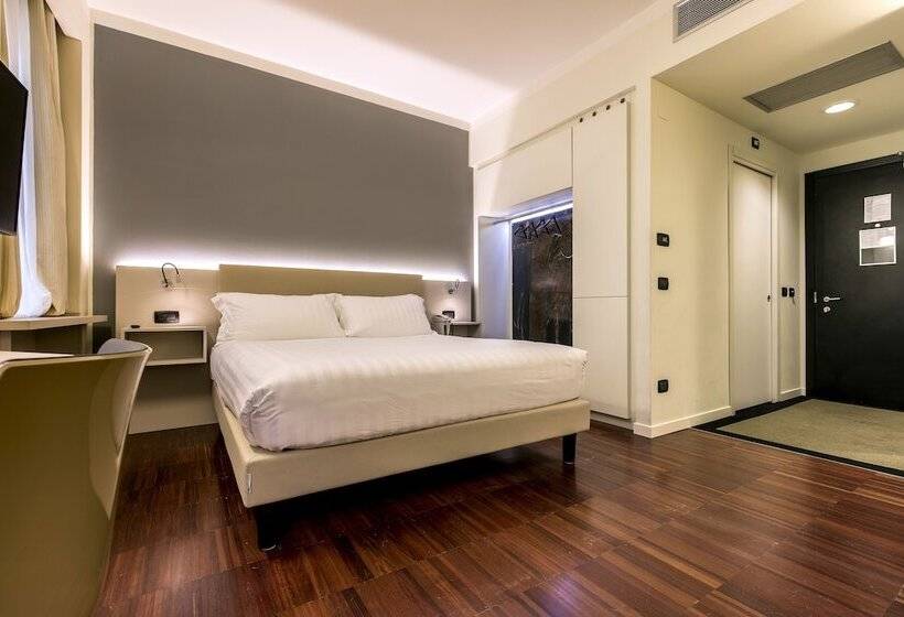 اتاق استاندارد سه نفره, 43 Station