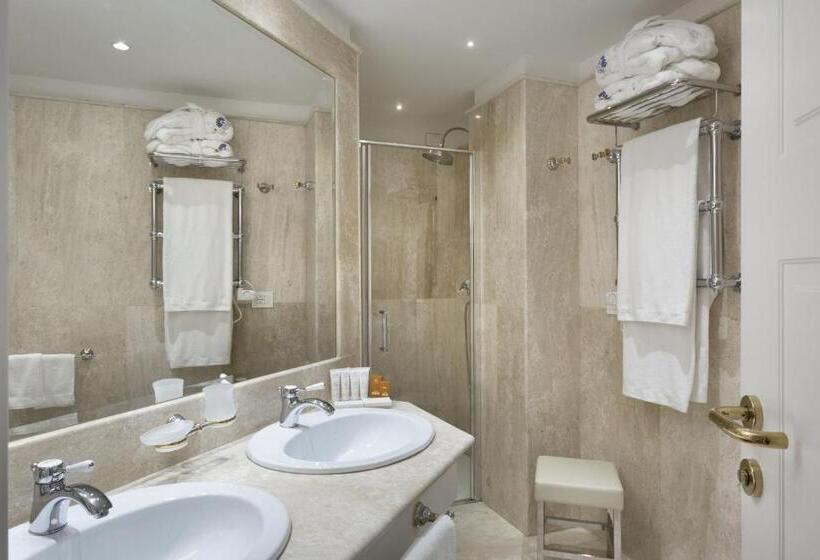 חדר דלוקס לשלושה, Abi d'Oru