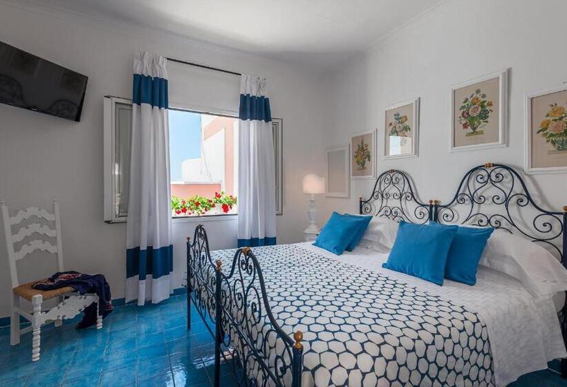 חדר קלאסי לשלושה, Chiaia Di Luna