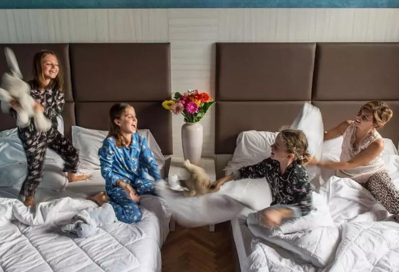 اتاق استاندارد چهار تخته, Grand Hotel Panoramic
