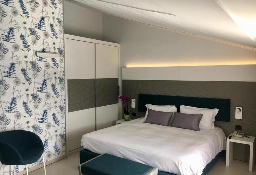 غرفة قياسية مطلّة علي البحيرة, L'approdo