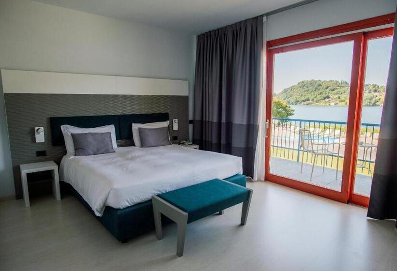 غرفة قياسية مطلّة علي البحيرة, L'approdo