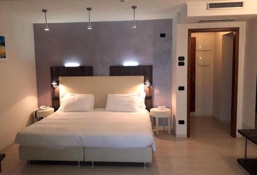 غرفة قياسية مطلّة علي البحيرة, L'approdo