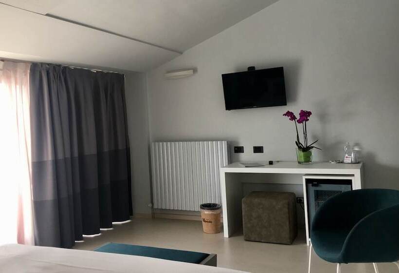 غرفة قياسية مطلّة علي البحيرة, L'approdo