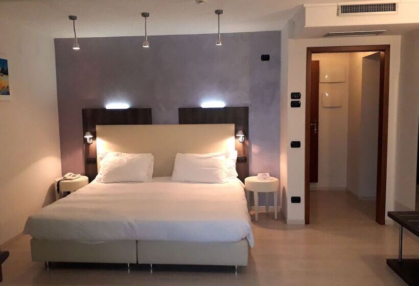 غرفة قياسية مطلّة علي البحيرة, L'approdo