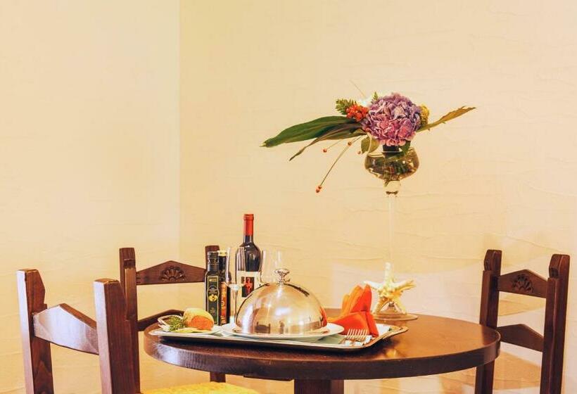 سوییت با چشمانداز دریا, Luci Di La Muntagna