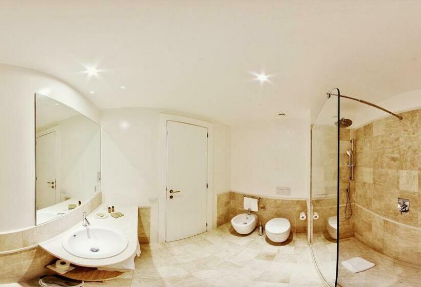 اتاق استاندارد سه نفره, Luci Di La Muntagna