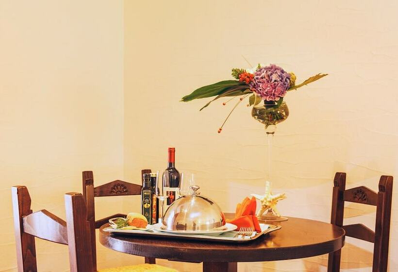 سوییت با چشمانداز دریا, Luci Di La Muntagna