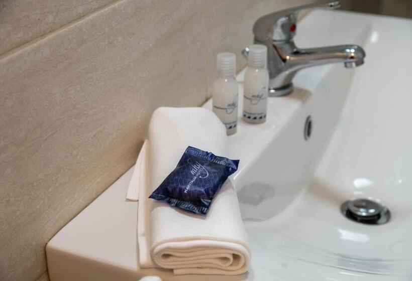 컴포트 트리플 룸, Mira