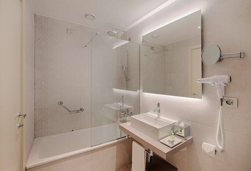 جناح جونيور ذات إطلالة, NH Palermo