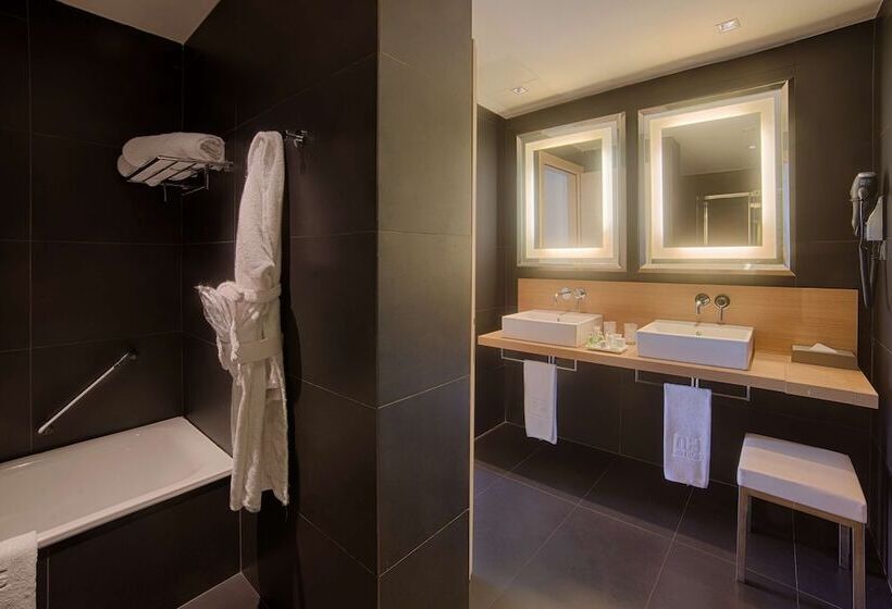 غرفة سوبيريور مطلّة علي البحر, NH Palermo