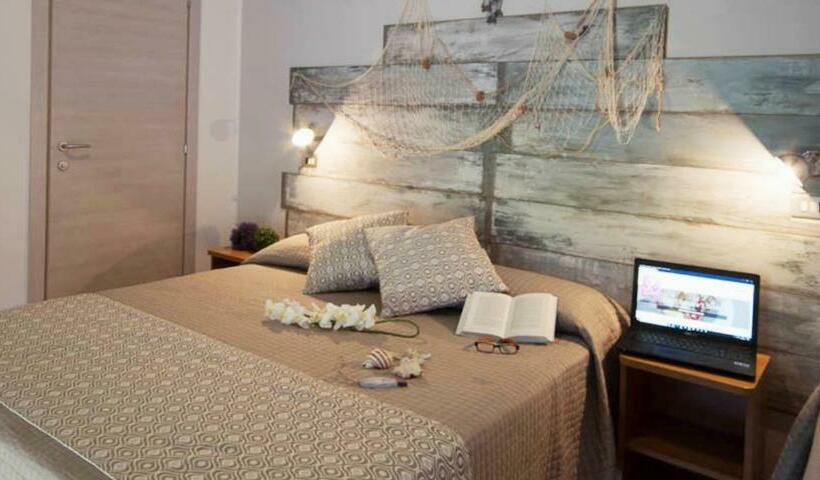 اتاق استاندارد سه نفره, Sandra