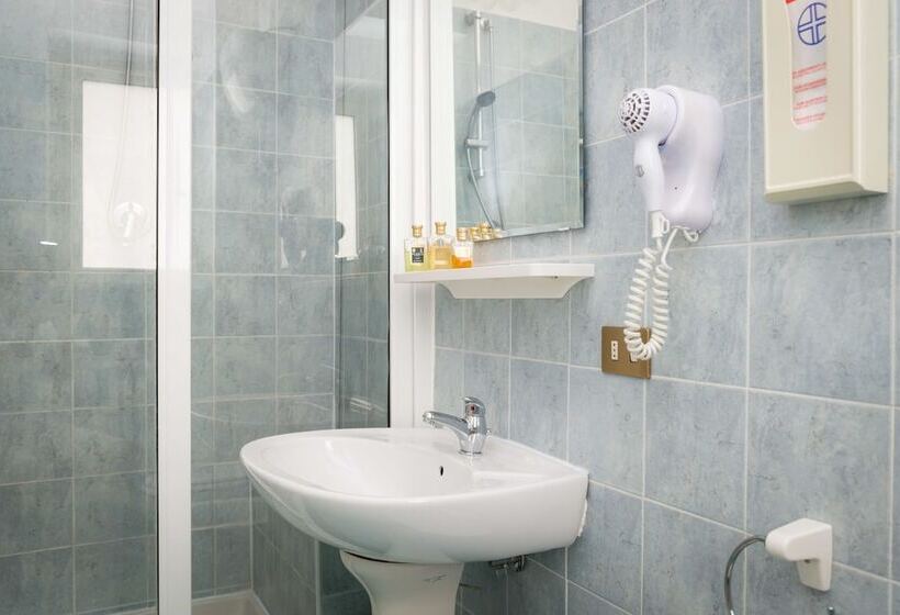 标准三人间, Villa Rita