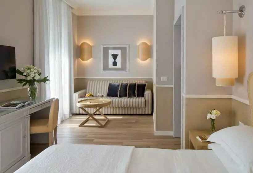 آپارتمان یک خوابه با دری مشترک که هال را جدا می کند., Starhotels Terminus