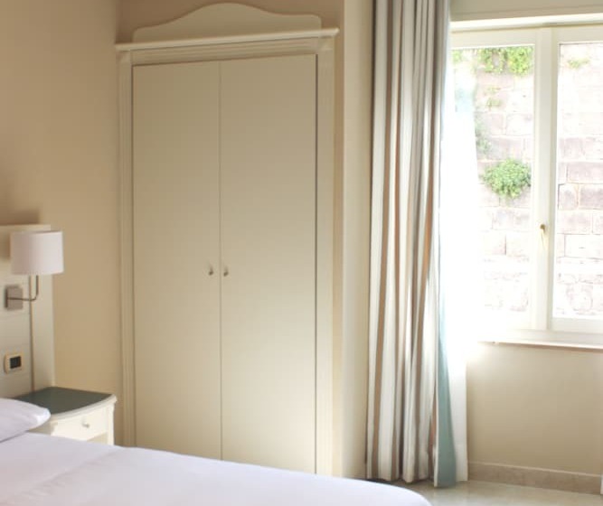 غرفة قياسية, Astoria