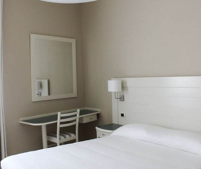 غرفة قياسية ثلاثية, Astoria