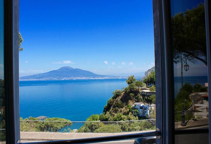 غرفة سوبيريور مطلّة علي البحر, Astoria