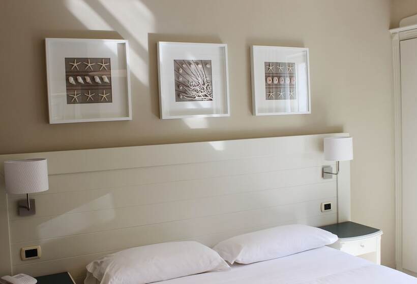 غرفة سوبيريور مطلّة علي البحر, Astoria