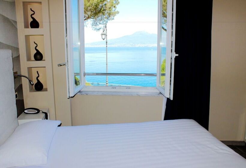 غرفة ديلوكس مطلّة علي البحر, Astoria