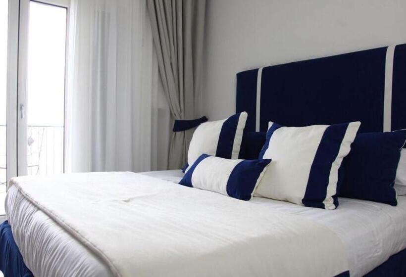 جناح جونيور مطلّ علي البحر, Bristol