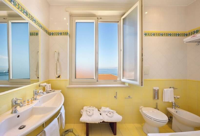 Tengerre Néző Junior Suite, Continental
