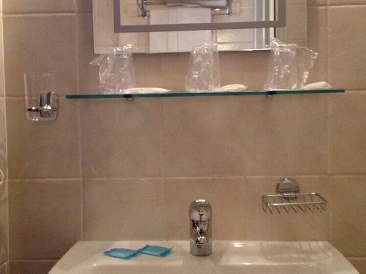 اتاق استاندارد سه نفره, Palace