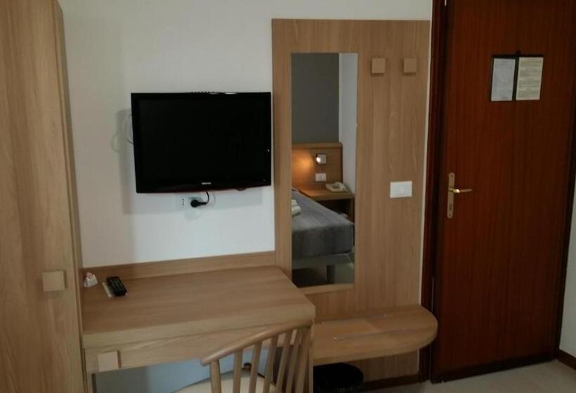 غرفة قياسية, Flying