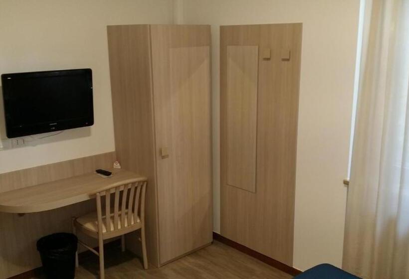 غرفة قياسية, Flying