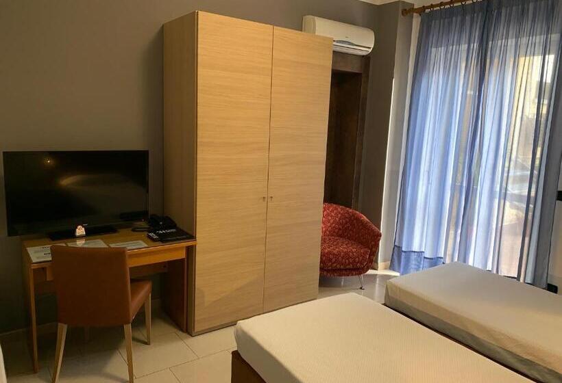 غرفة قياسية ثلاثية, Flying