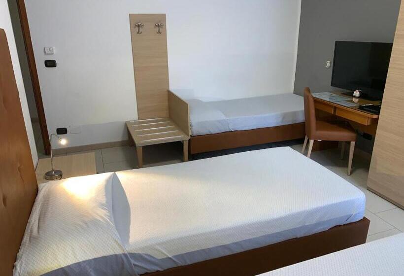 غرفة قياسية ثلاثية, Flying