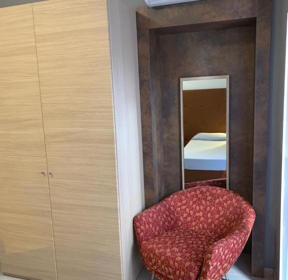 غرفة قياسية ثلاثية, Flying